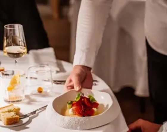 Redécouvrez la gastronomie dans une atmosphère intime et chaleureuse.