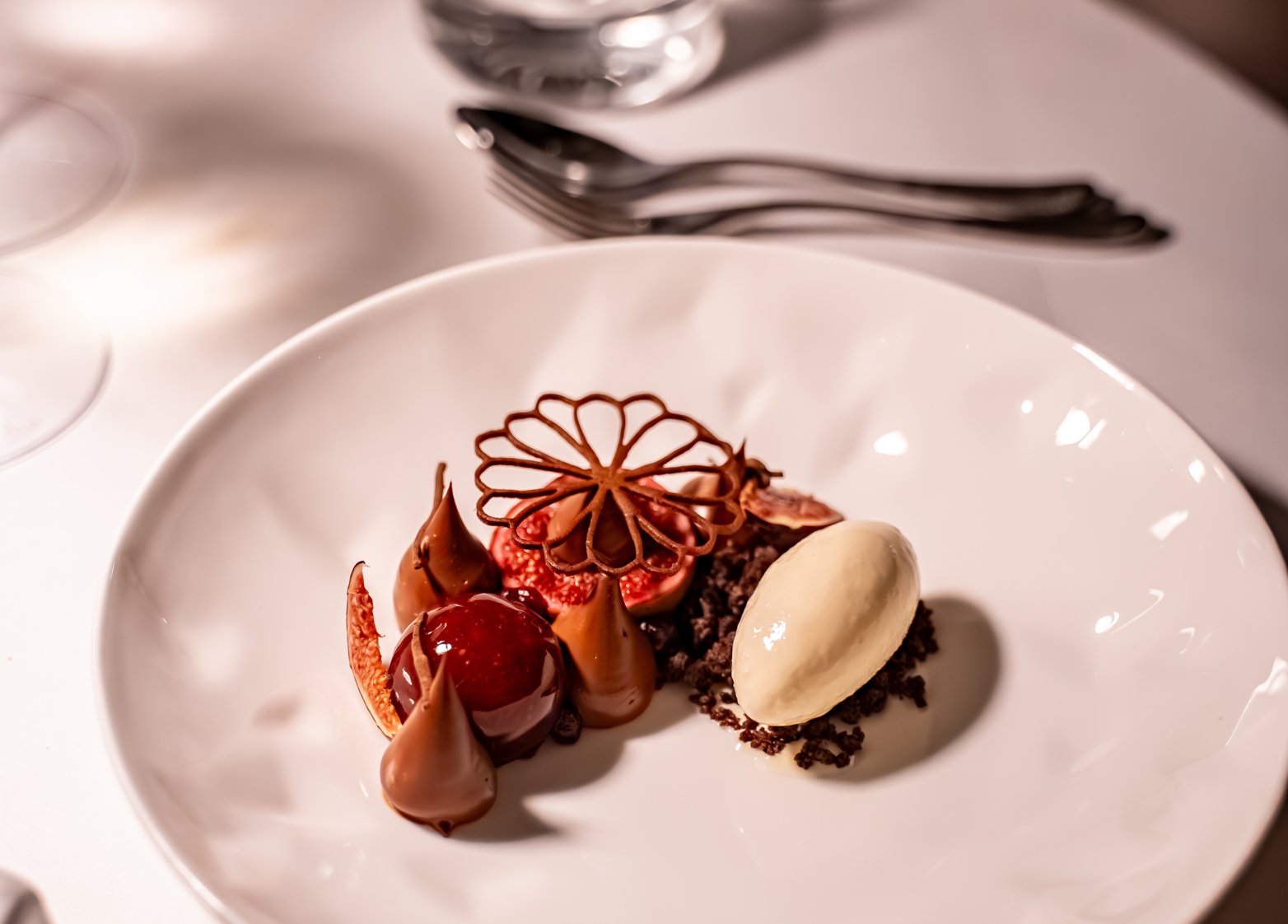 Plongez dans la richesse d'un dessert au chocolat, une signature sucrée de notre maison.