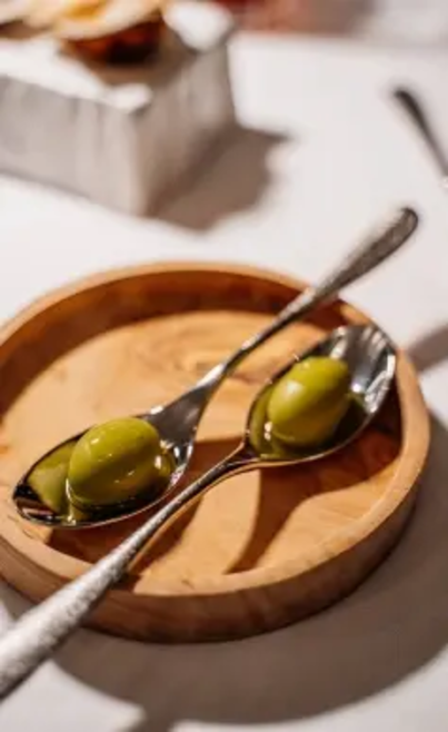 Une interprétation créative des olives, témoignant de notre passion pour l'innovation.